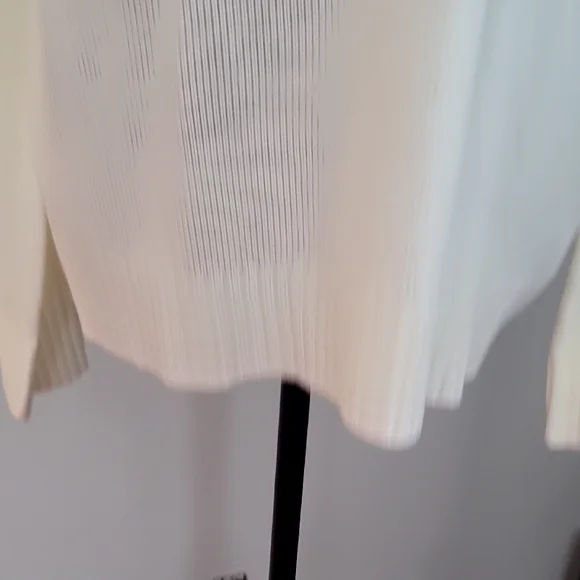 Red and White Crew Neck Sweater with Flag Design - Picture 4 of 8